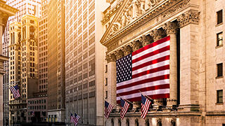 El Dow Jones se aleja de los 39000 puntos en una sesión bajista en Wall Street 